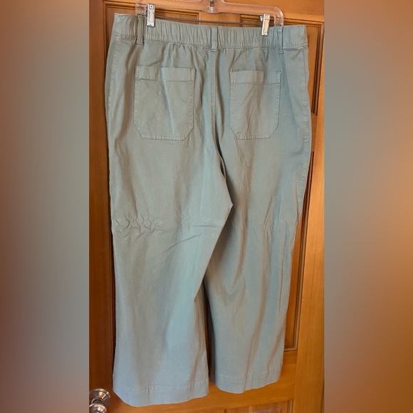 Women’s Wide Leg, Cropped Green Pants. Size 18 - Picture 3 of 4